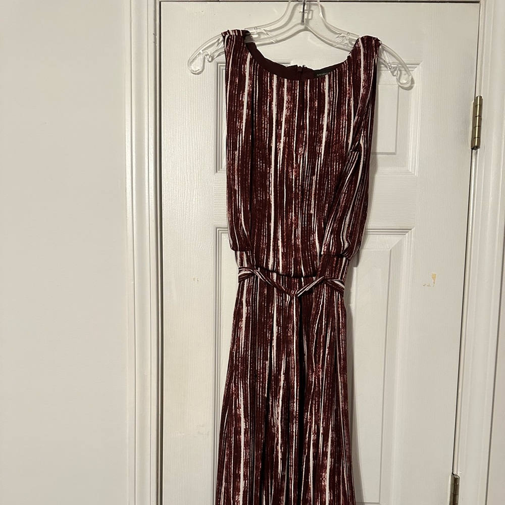 Beautiful Banana Republic Dress with tie.